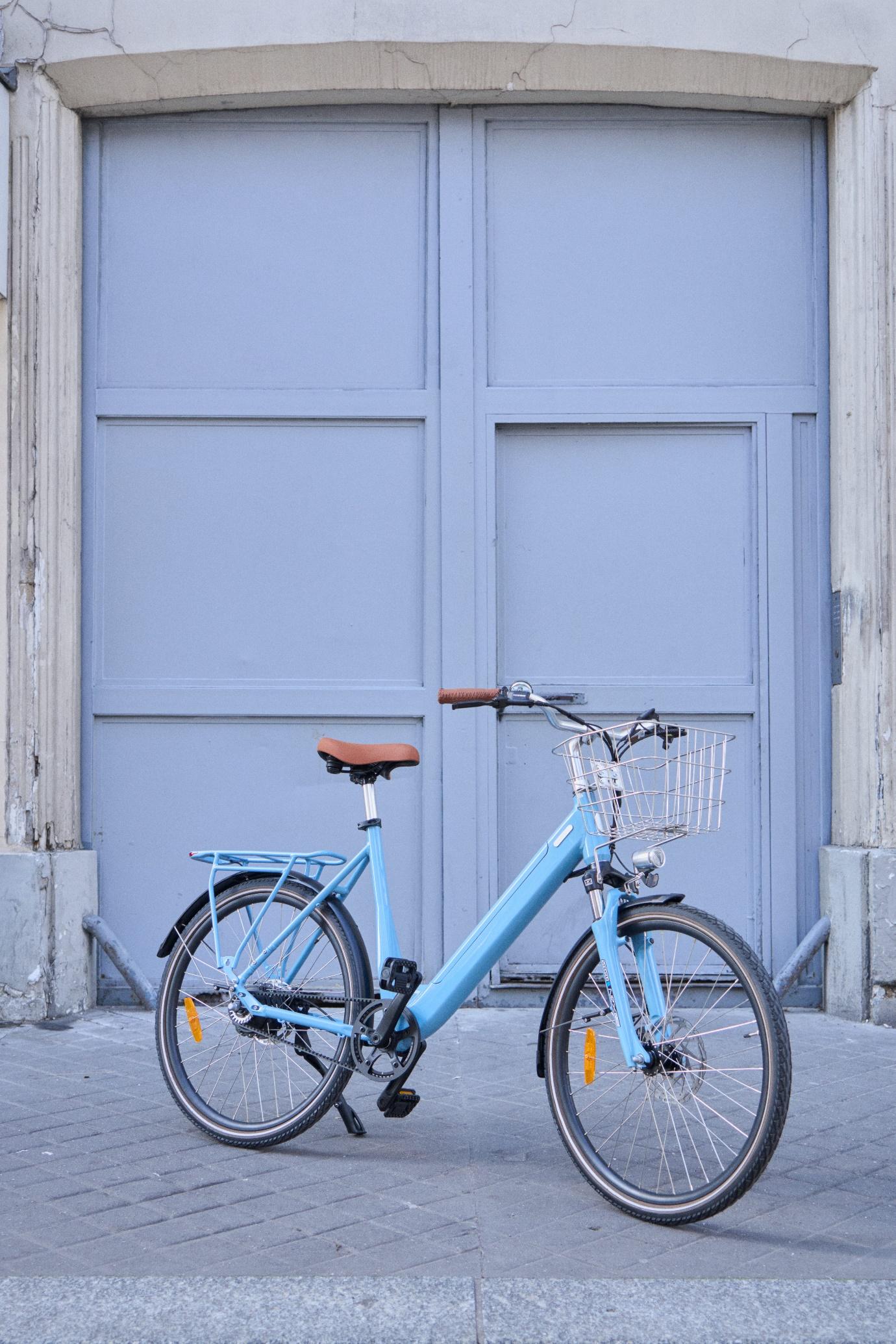 Un vélo électrique bleu de ville